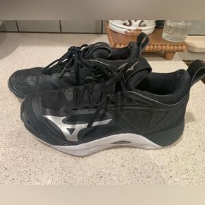 Mizuno women’s wave momentum 2 volleyball shoes